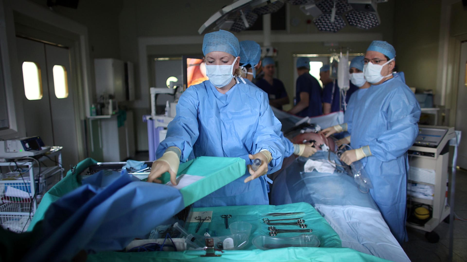 Pflegepersonal im Operationssaal eines Krankenhauses (Symbolbild): Die Krankenhäuser blicken mit Sorge auf den Corona-Herbst.