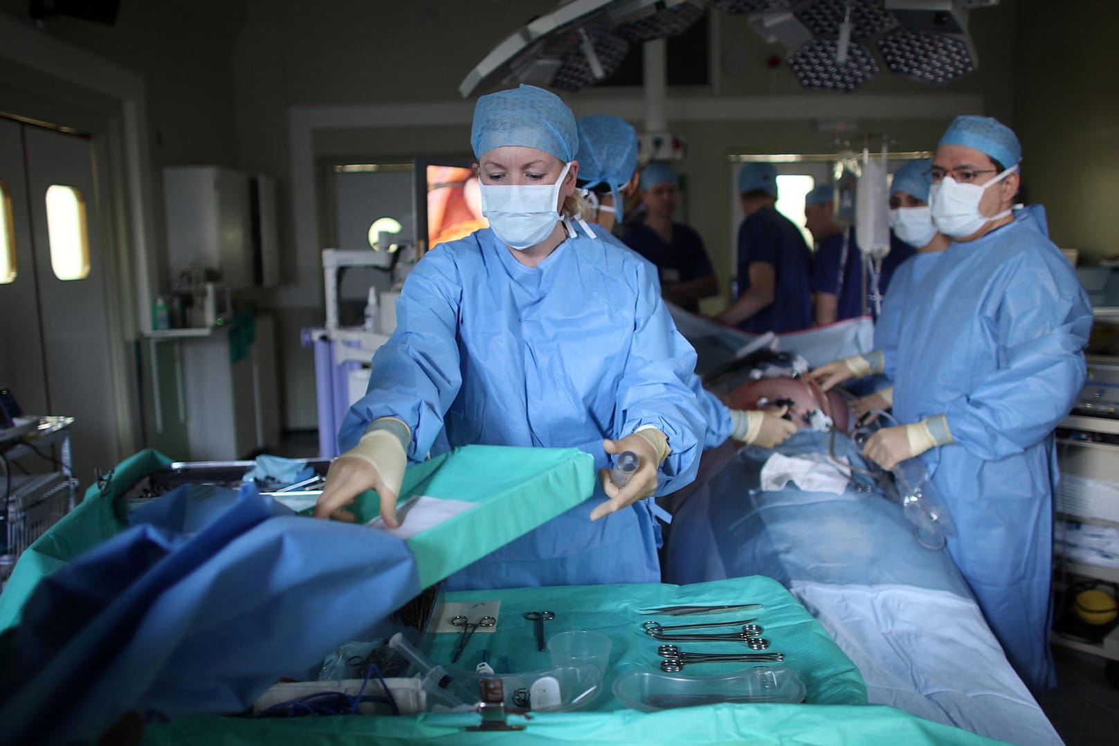 Pflegepersonal im Operationssaal eines Krankenhauses (Symbolbild): Die Krankenhäuser blicken mit Sorge auf den Corona-Herbst.