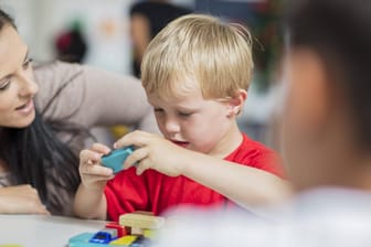 Erzieherin mit Kind im Kindergarten