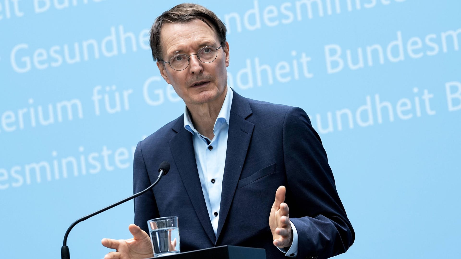 Bundesgesundheitsminister Karl Lauterbach: "Problematisch, wenn der Eindruck erweckt wird, die Impfung für Ältere im Herbst sei nicht notwendig."