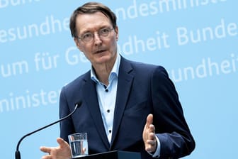 Bundesgesundheitsminister Karl Lauterbach: "Problematisch, wenn der Eindruck erweckt wird, die Impfung für Ältere im Herbst sei nicht notwendig."