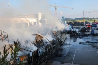 Auf dem Gelände eines Reifengroßhändlers löschen Einsatzkräfte der Feuerwehr den Brand: Ersten Schätzungen zufolge beläuft sich der entstandene Schaden auf mehrere Millionen Euro.