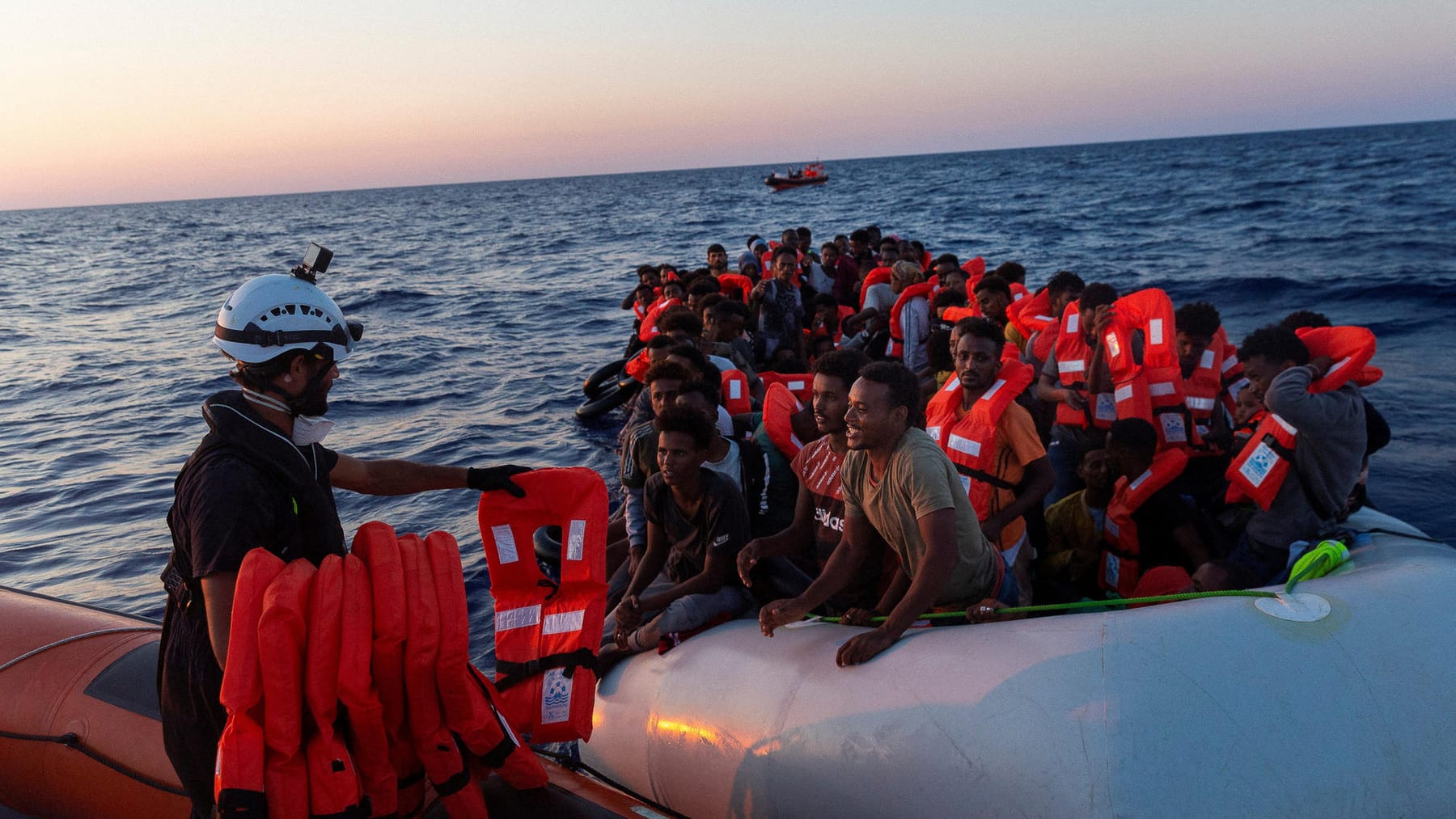 Più di mille migranti giungono a riva: cinque morti