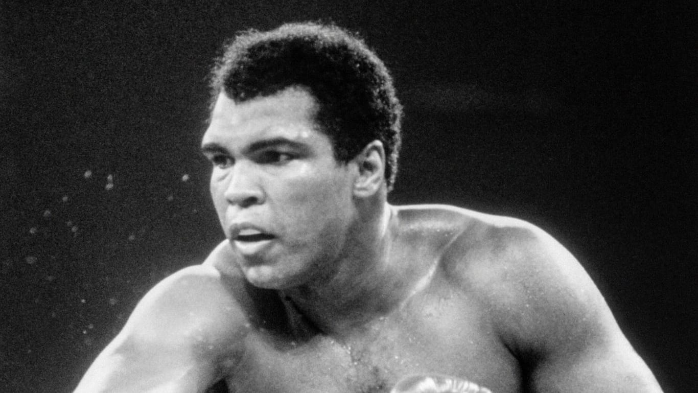 Muhammad Ali, 1977: Der Gürtel des Weltmeisters ist für mehrere Millionen versteigert worden.