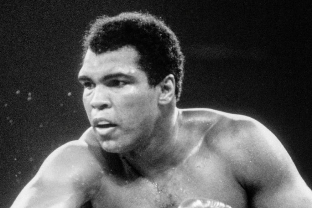 Muhammad Ali, 1977: Der Gürtel des Weltmeisters ist für mehrere Millionen versteigert worden.