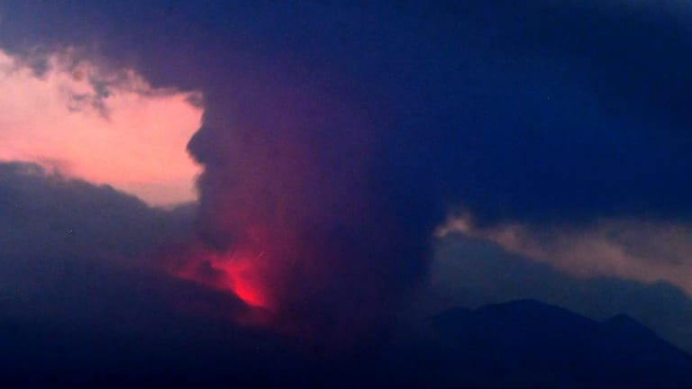 Der aktive Vulkan Sakurajima: Hier von der Stadt Tarumizu in der südlichen Präfektur Kagoshima aus zu sehen.