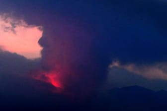 Der aktive Vulkan Sakurajima: Hier von der Stadt Tarumizu in der südlichen Präfektur Kagoshima aus zu sehen.