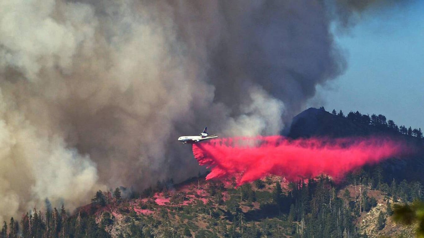 Flugzeuge gegen die Flammen: Waldbrände im Yosemite Nationalpark.