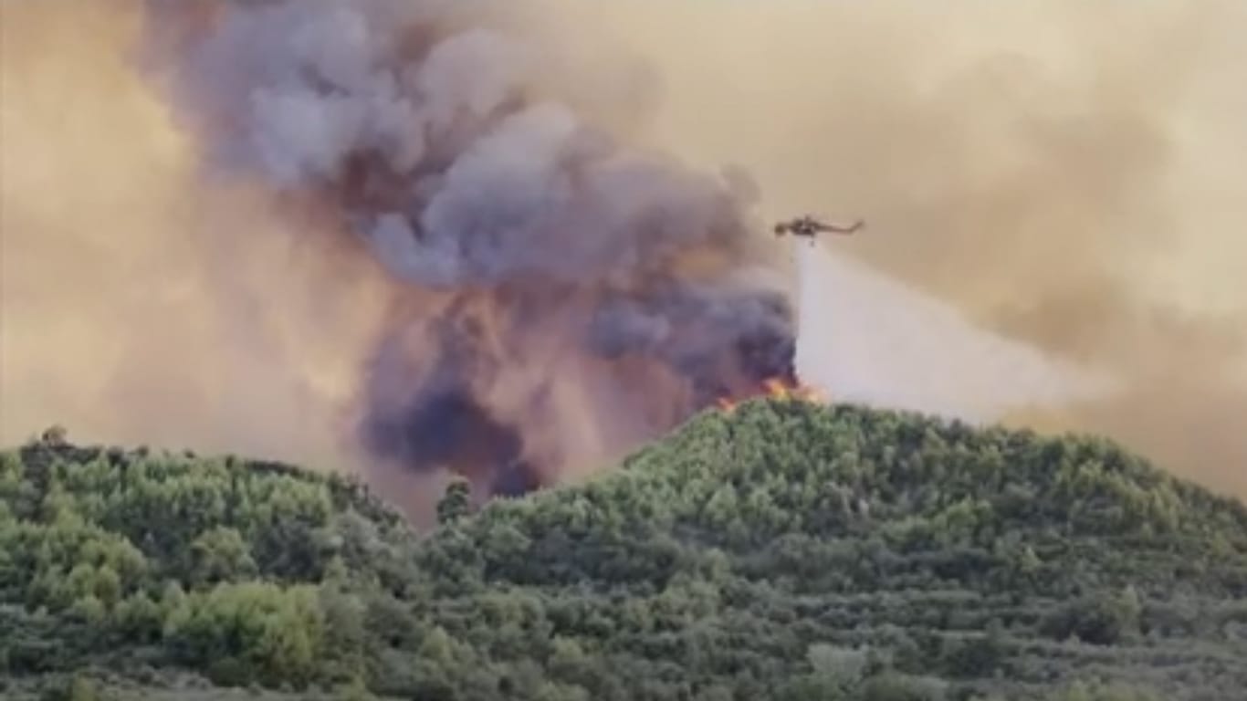 Hohe Rauchwolken und Helikopter am Himmel – die griechischen Einsatzkräfte kämpfen weiter gegen Waldbrände.