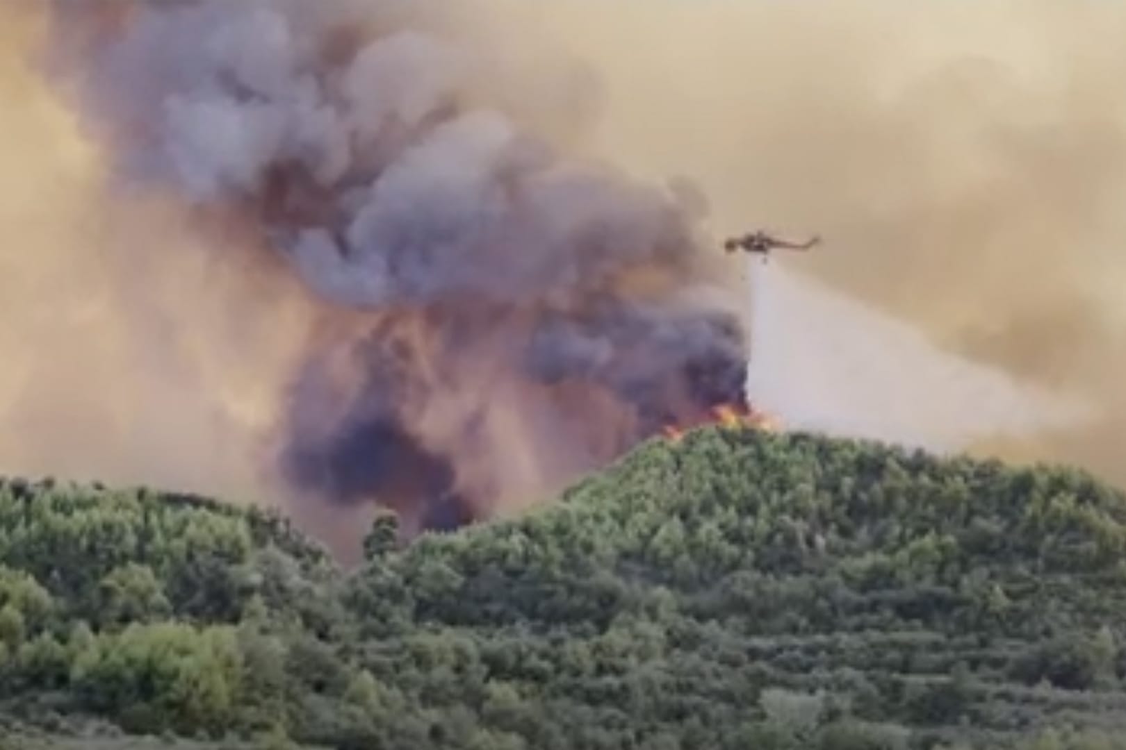 Hohe Rauchwolken und Helikopter am Himmel – die griechischen Einsatzkräfte kämpfen weiter gegen Waldbrände.