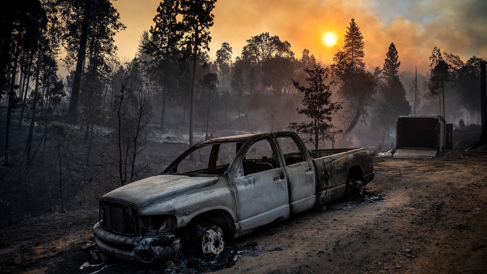 Das Oak Fire brennt hinter einem verbrannten Pickup: Mehrere Häuser wurden durch die Flammen in Kalifornien bereits zerstört.