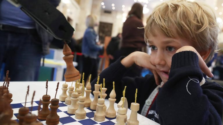 Junge spielt Schach gegen einen Roboter: Der Siebenjährige Moskauer setzte das Turnier nach dem Vorfall fort. (Symbolfoto)