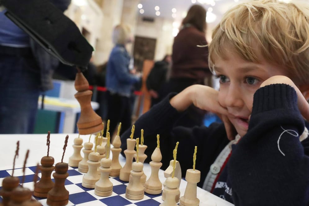 Junge spielt Schach gegen einen Roboter: Der Siebenjährige Moskauer setzte das Turnier nach dem Vorfall fort. (Symbolfoto)