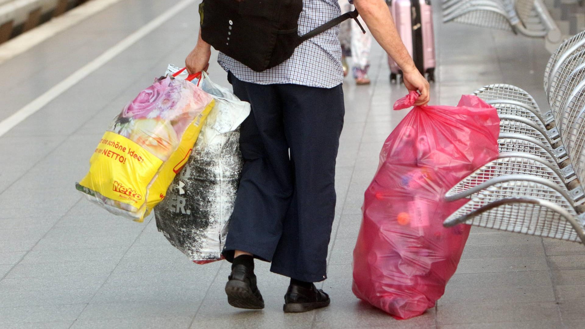 Flaschensammler: Nicht überall dürfen leere Flaschen einfach mitgenommen werden.