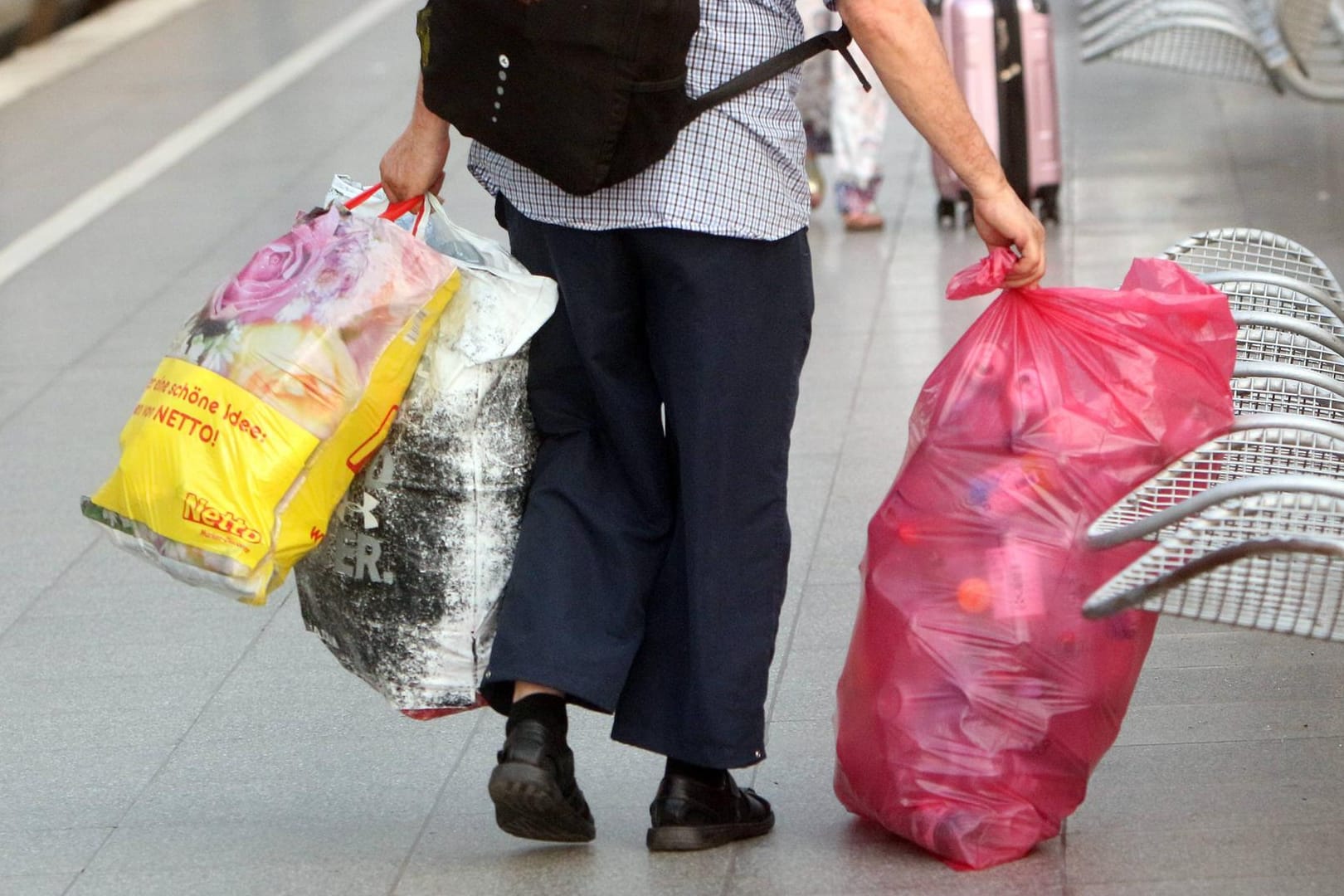 Flaschensammler: Nicht überall dürfen leere Flaschen einfach mitgenommen werden.