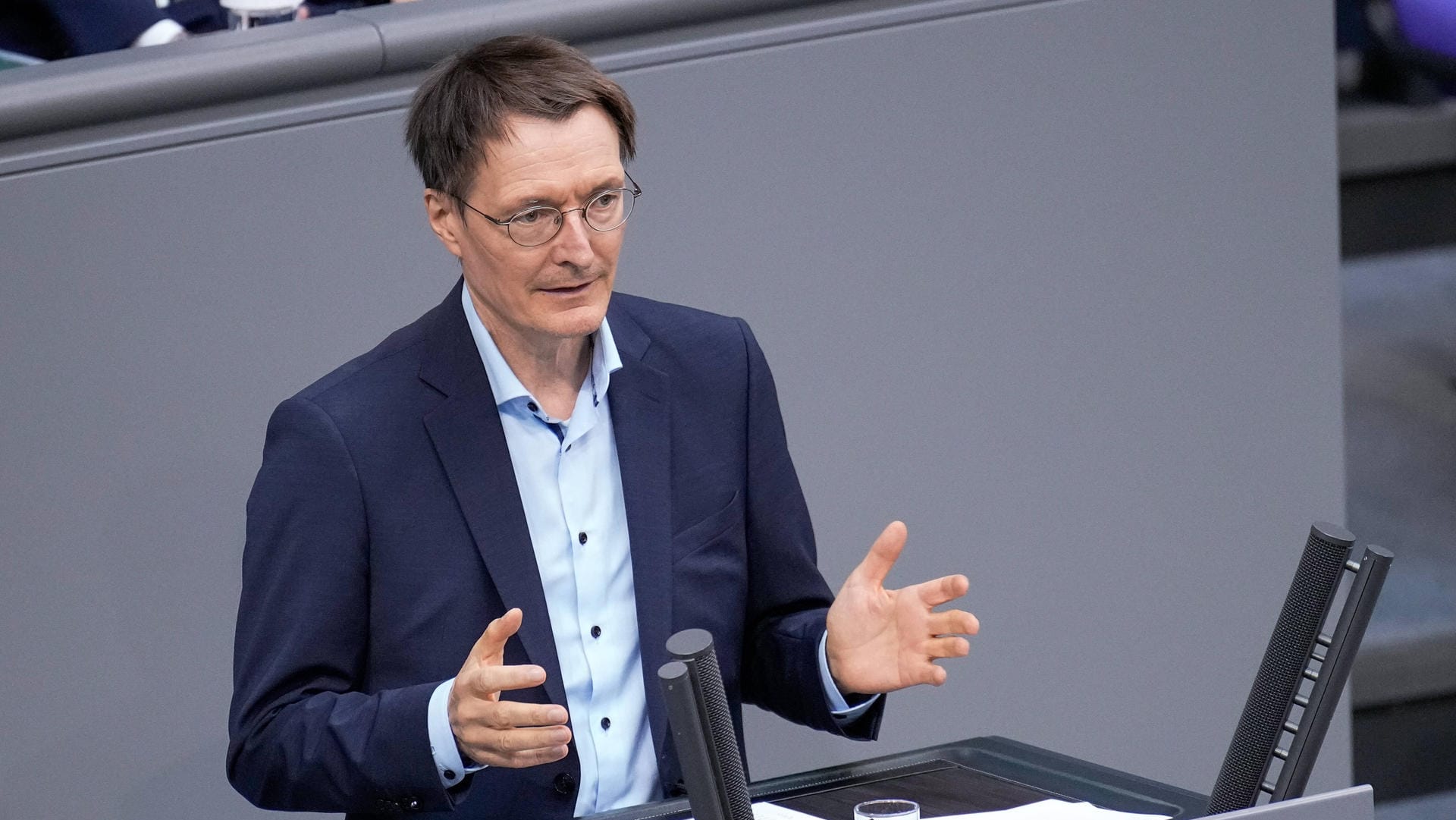 Karl Lauterbach, Bundesgesundheitsminister: Der SPD-Politiker warnt davor, die Isolationspflicht aufzuheben. Karl Lauterbach, Bundesgesundheitsminister: Der SPD-Politiker warnt davor, die Isolationspflicht aufzuheben.