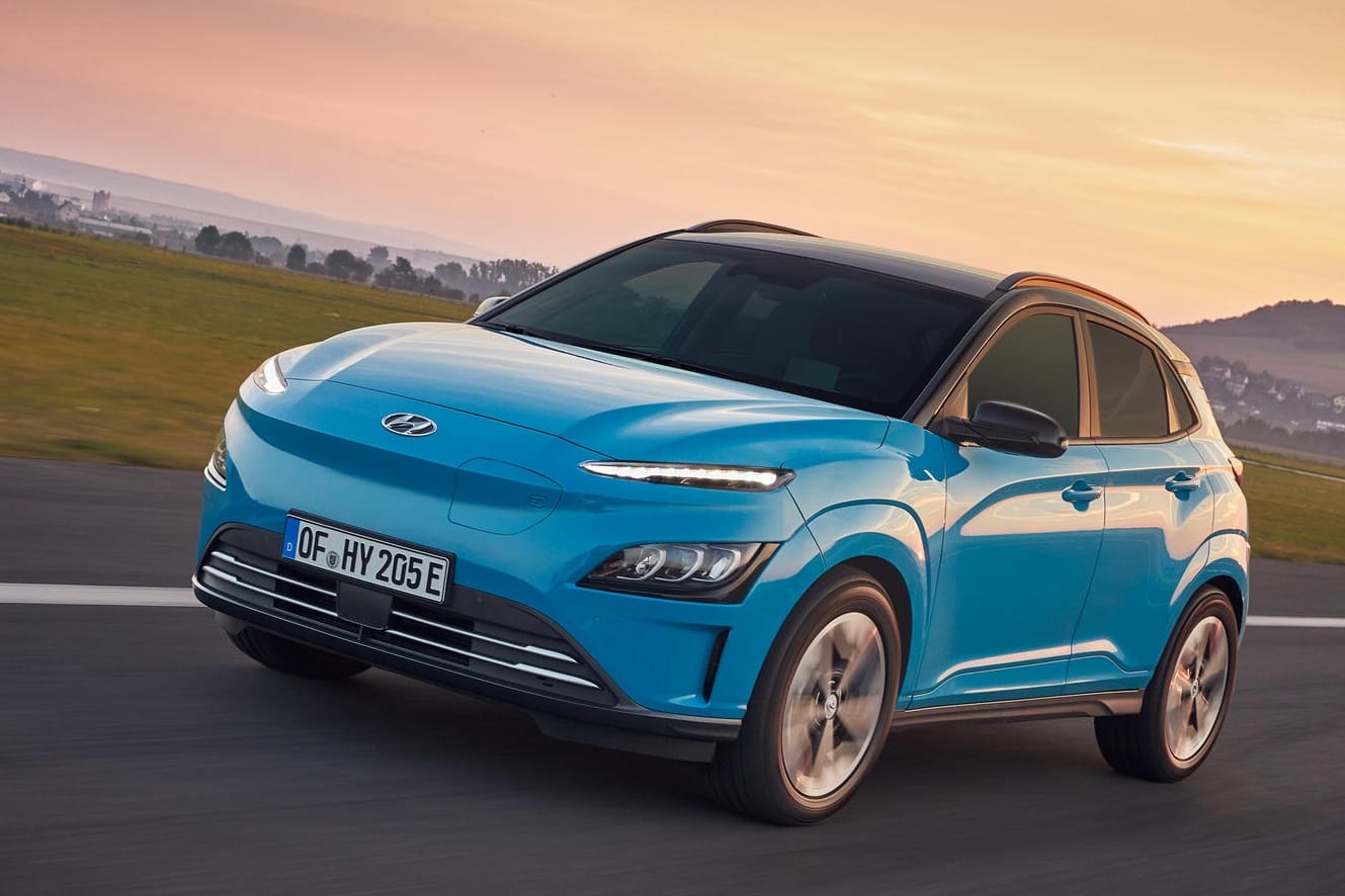 Autobahntauglich: Der Hyundai Kona Elektro gehört zu den günstigeren E-Autos mit hoher Reichweite. Erst ist in der getesteten Akkuvariante ab 41.850 Euro zu haben. Die E-Auto-Prämie wird noch abgezogen.