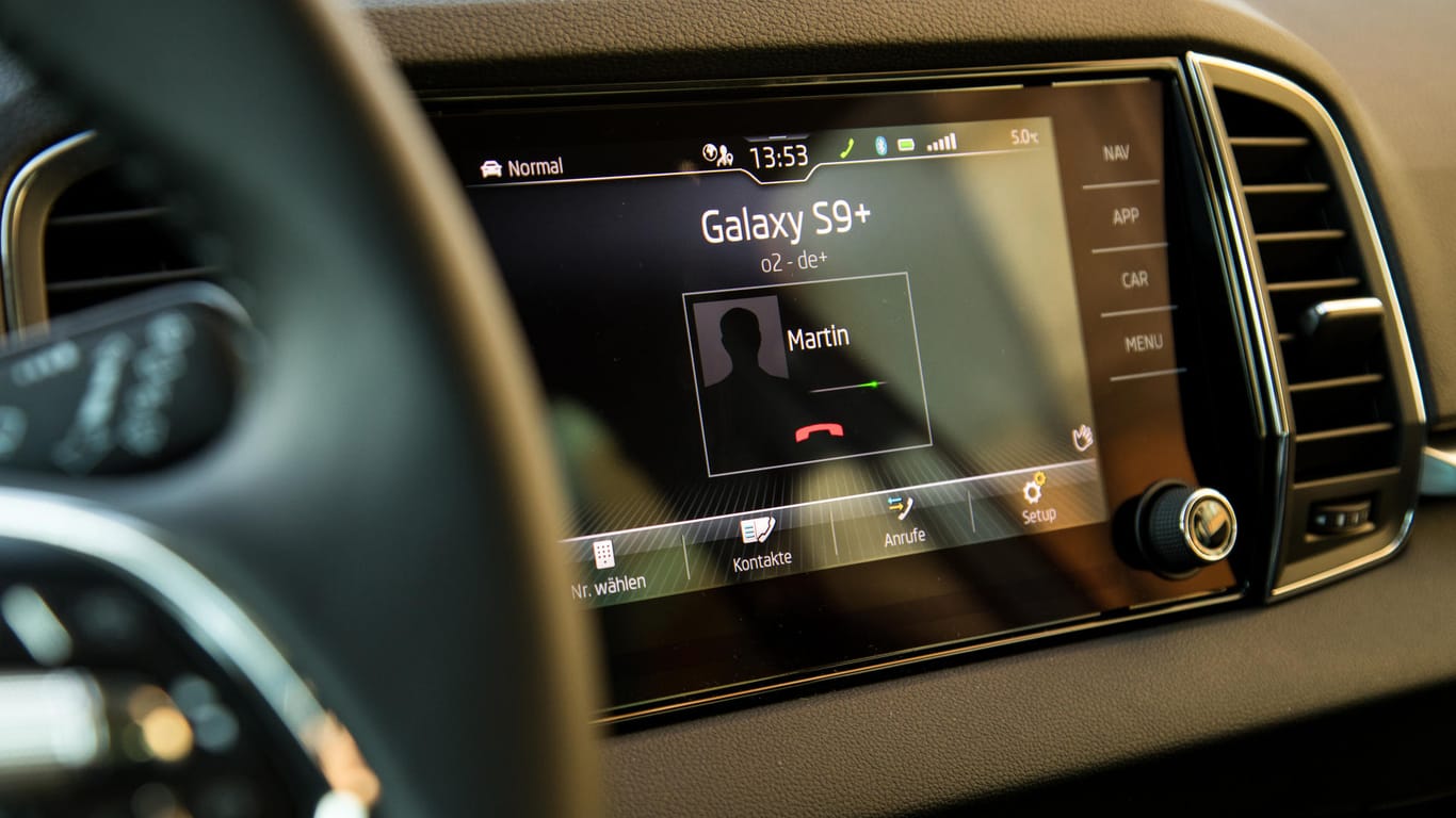 Smartphone im Auto: Über die einfache Bluetooth-Verbindung kann man telefonieren und Musik ans Enterntainmentsystem durchreichen.