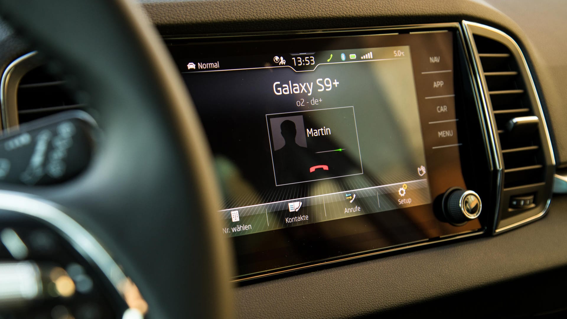 Smartphone im Auto: Über die einfache Bluetooth-Verbindung kann man telefonieren und Musik ans Enterntainmentsystem durchreichen.