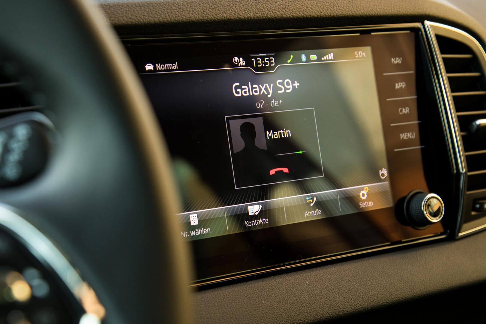 Smartphone im Auto: Über die einfache Bluetooth-Verbindung kann man telefonieren und Musik ans Enterntainmentsystem durchreichen.