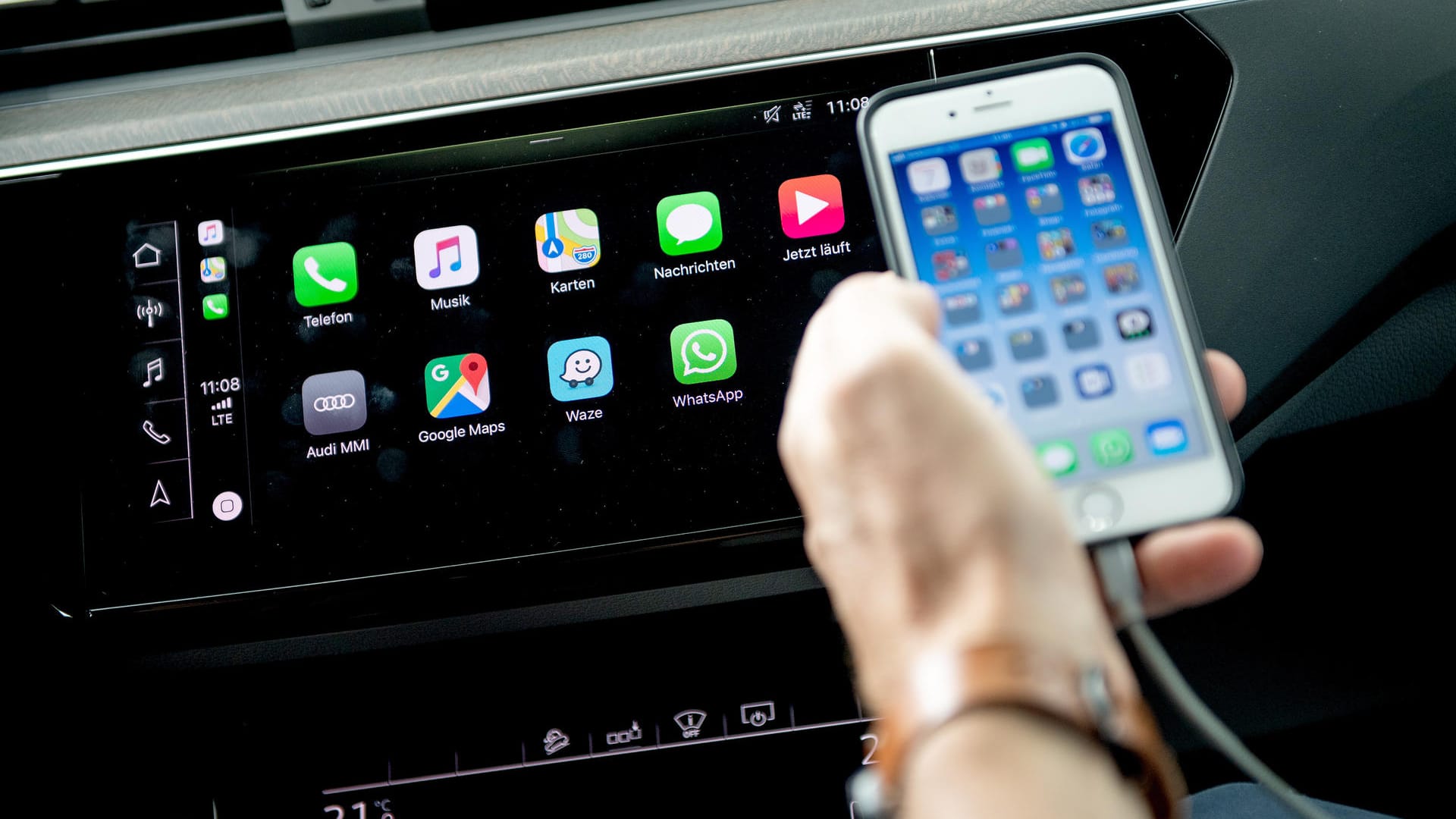 Apple Carplay und Android Auto: Die Grundidee ist Funktionen und Apps mit eingeschränktem Funktionsumfang auf das Fahrzeugdisplay zu spiegeln.