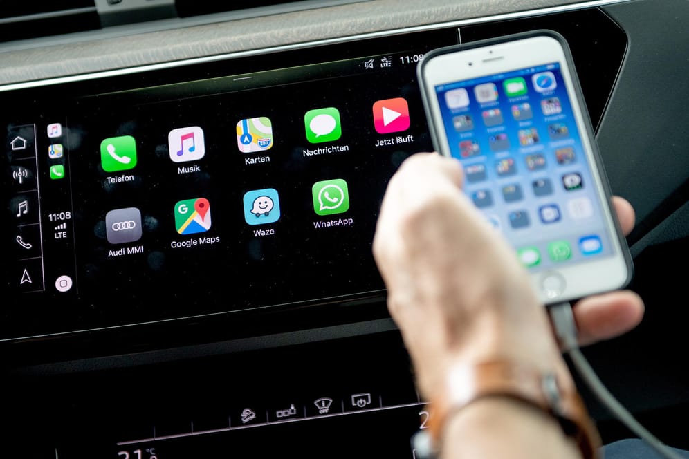 Apple Carplay und Android Auto: Die Grundidee ist Funktionen und Apps mit eingeschränktem Funktionsumfang auf das Fahrzeugdisplay zu spiegeln.
