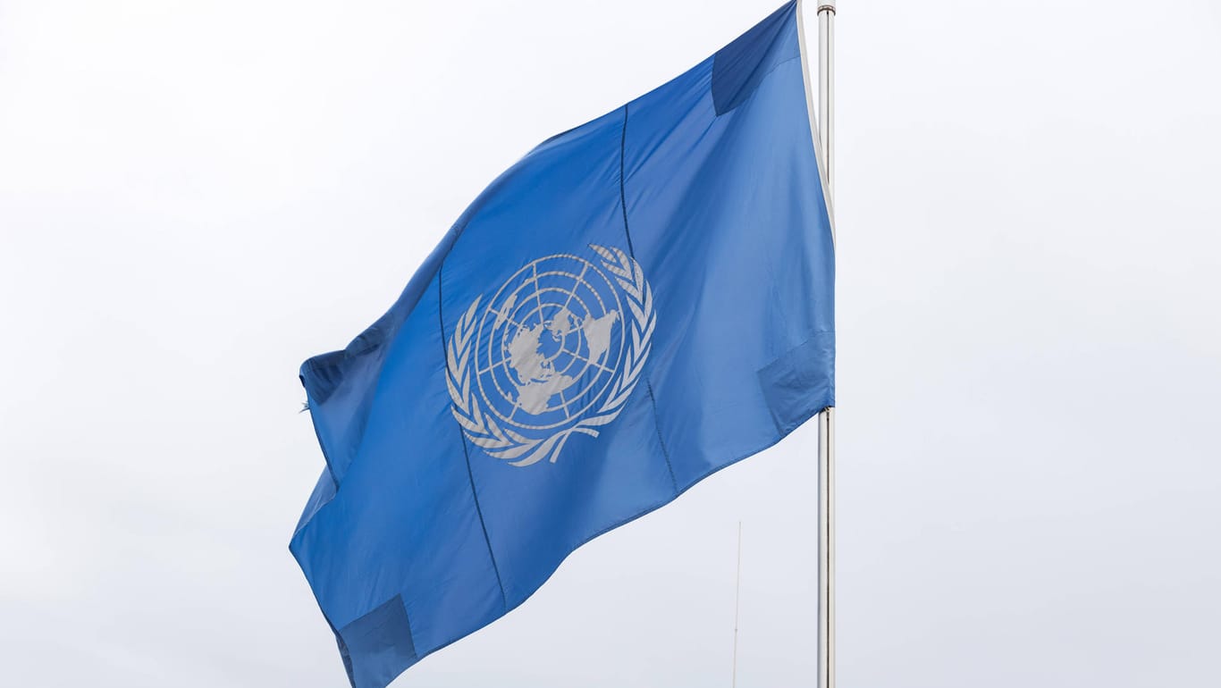 Fahne der Vereinten Nationen: Im Osten Kongos wurde der Sitz der UN-Mission gestürmt. (Symbolbild)