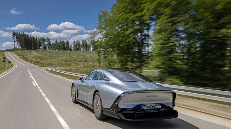 Technologieträger in Fahrt: Bis 2024 oder 2025 will Mercedes Techniken des elektrischen EQXX in die Serienproduktion einfließen lassen.