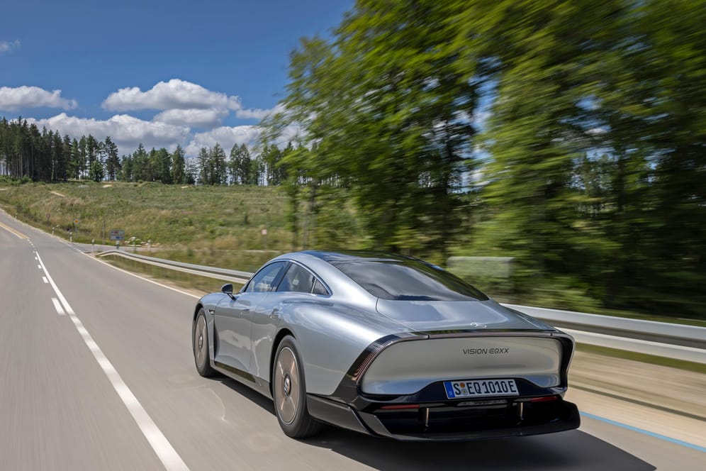 Technologieträger in Fahrt: Bis 2024 oder 2025 will Mercedes Techniken des elektrischen EQXX in die Serienproduktion einfließen lassen.