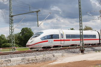 In einem ICE zwischen Regensburg und Nürnberg hat ein Mann im November 2021 Reisende mit einem Messer angegriffen.