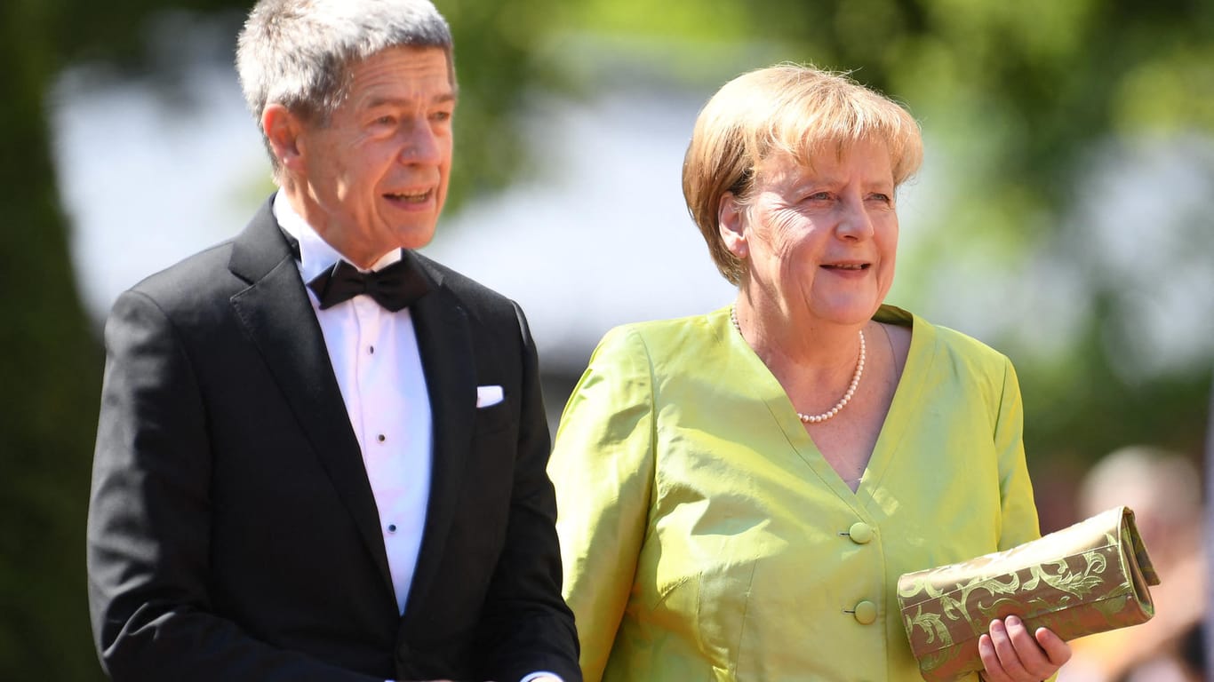 Joachim Sauer und Angela Merkel: Die ehemalige Kanzlerin zeigt sich mit ihrem Mann bei den Wagner-Festspielen in Bayreuth.