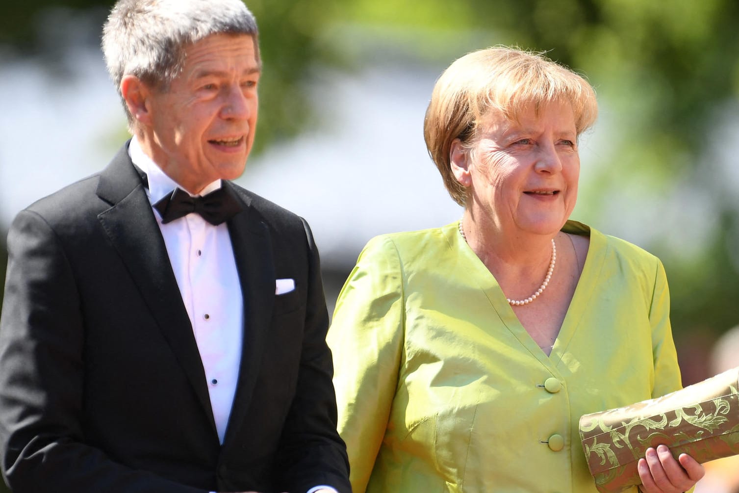 Joachim Sauer und Angela Merkel: Die ehemalige Kanzlerin zeigt sich mit ihrem Mann bei den Wagner-Festspielen in Bayreuth.