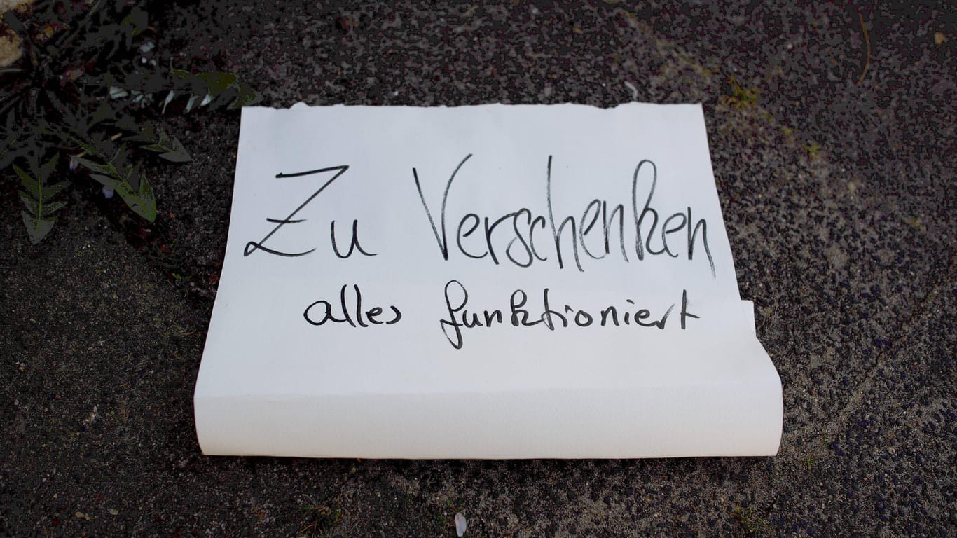 "Zu verschenken"-Schild: Werden "gespendete" Elektrogeräte von Fremden nicht mitgenommen, droht ein Bußgeld von bis zu 5.000 Euro.