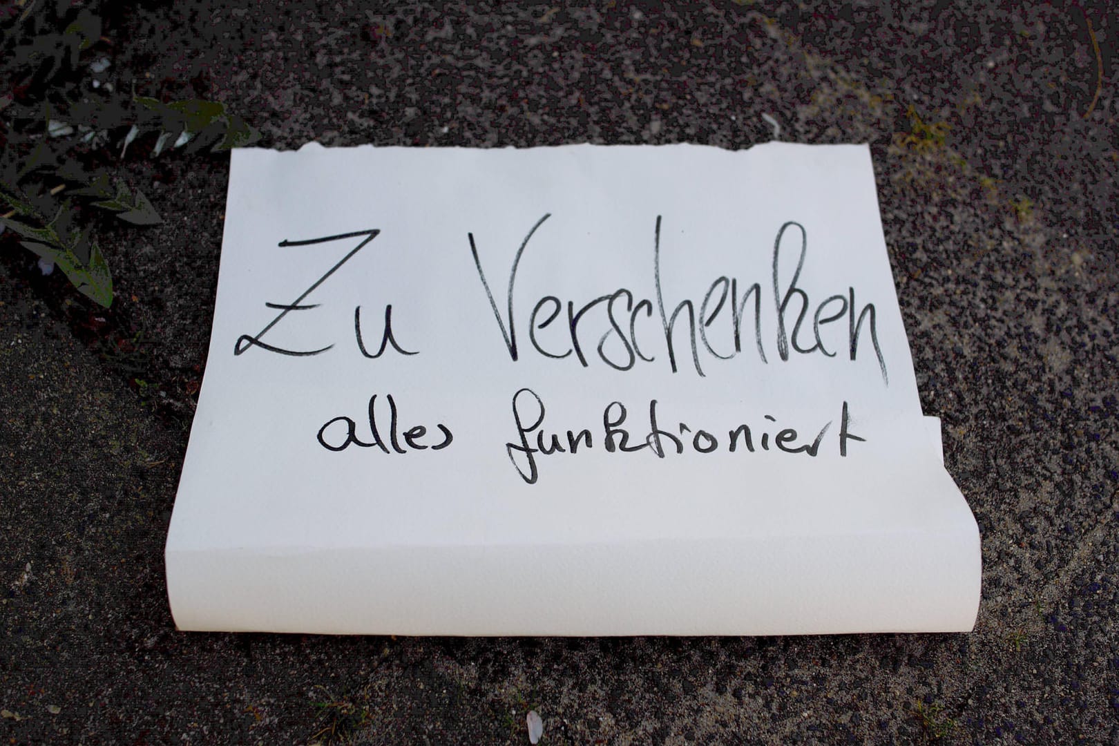 "Zu verschenken"-Schild: Werden "gespendete" Elektrogeräte von Fremden nicht mitgenommen, droht ein Bußgeld von bis zu 5.000 Euro.