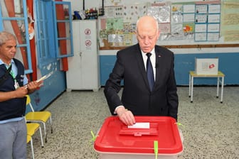 Der tunesische Präsident Kais Saied gibt seine Stimme ab: Die Wahlbeteiligung am Verfassungsreferendum ist gering.