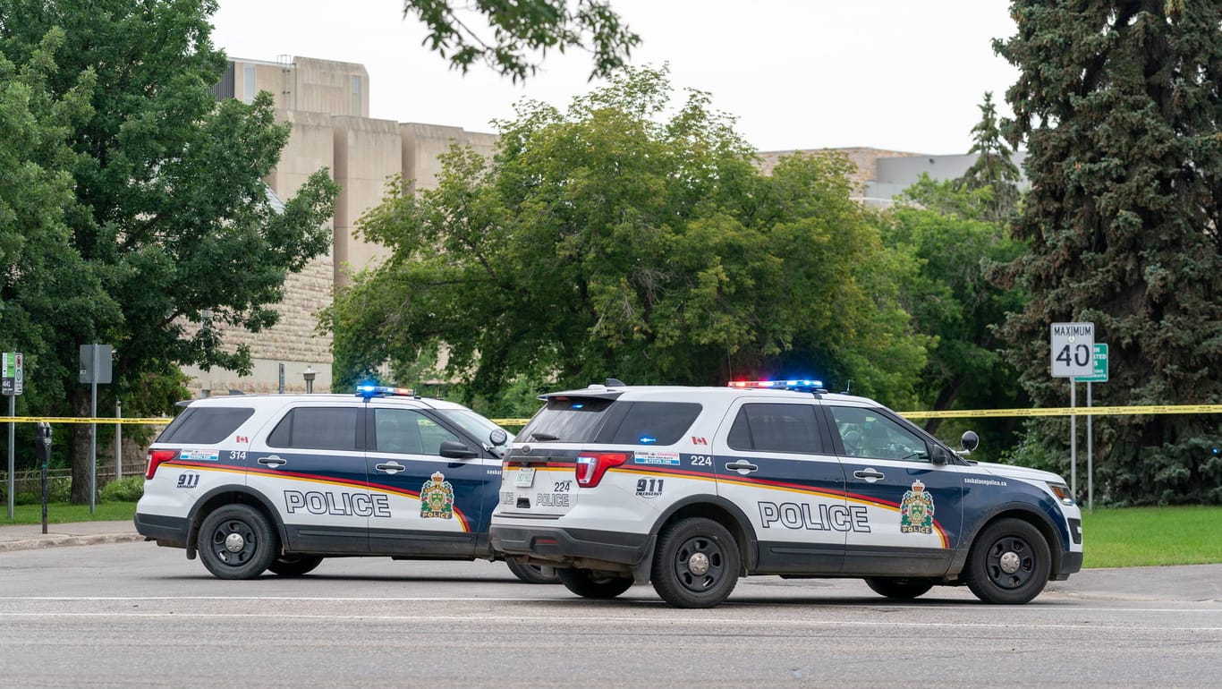 Zwei kanadische Polizeiautos: Die Polizei ermittelt noch, ob der Verdächtige alleine gehandelt haben könnte.