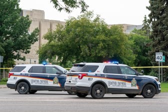 Zwei kanadische Polizeiautos: Die Polizei ermittelt noch, ob der Verdächtige alleine gehandelt haben könnte.