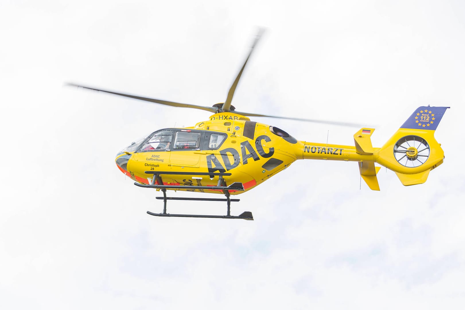 Rettungshubschrauber: Der Säugling wurde mit einem Rettungshubschrauber schwer verletzt in eine Kinderklinik gebracht. (Symbolbild)