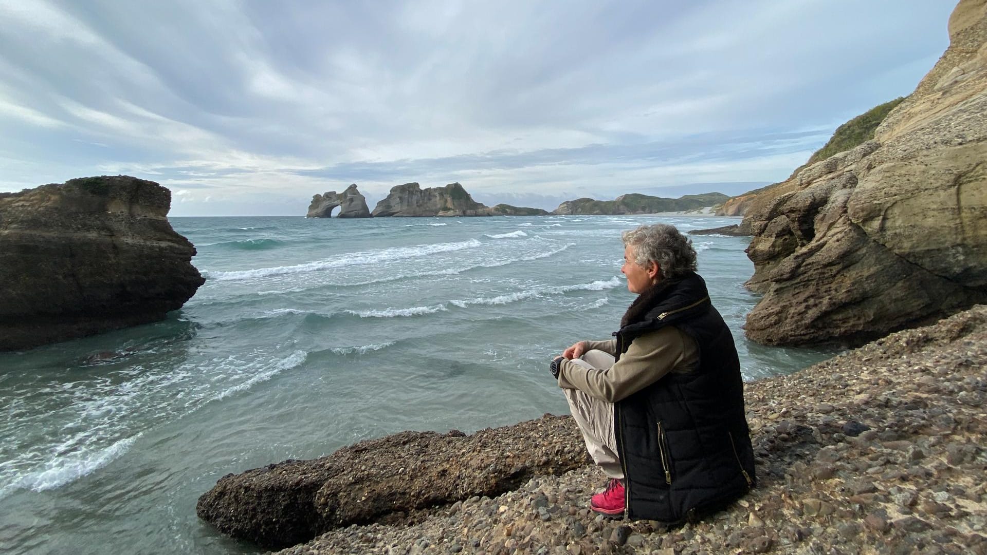 Kathrin Waligura am Wharariki Beach an der Nordspitze der Südinsel.