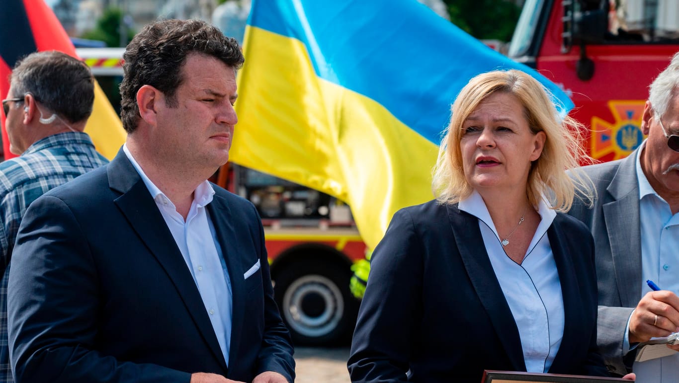 Nancy Faeser und Hubertus Heil besuchen die Ukraine: Sie sprechen mit ihren ukrainischen Amtskollegen über mögliche Hilfen beim Wiederaufbau.