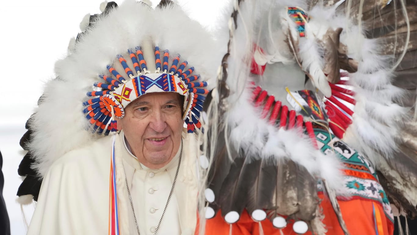 Papst Franziskus mit indigenem Kopfschmuck: Das Kirchenoberhaupt hat die Ureinwohner Kanadas um Vergebung gebeten.