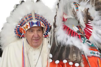 Papst Franziskus mit indigenem Kopfschmuck: Das Kirchenoberhaupt hat die Ureinwohner Kanadas um Vergebung gebeten.
