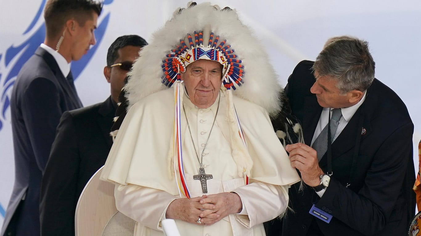 Maskwacis in Kanada: Papst Franziskus wurde der indigene Kopfschmuck während einer Zeremonie überreicht.