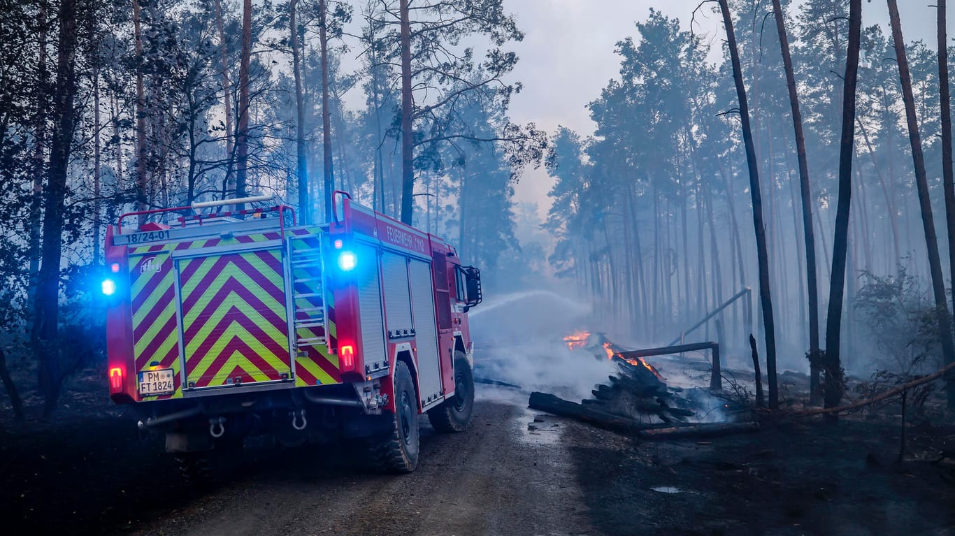 Feuerwehrleute löschen einen Waldbrand im Landkreis Elbe-Elster: Das Feuer breitet sich weiter aus.