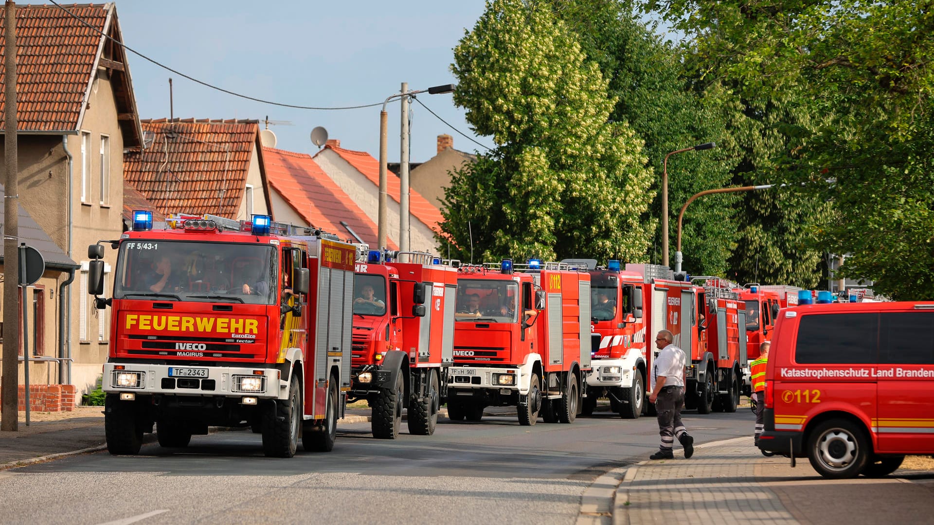 Konvoi der Feuerwehr in Brandenburg (Archiv): Der riesige Waldbrand in Brandenburg und Sachsen ist noch nicht vollständig unter Kontrolle.