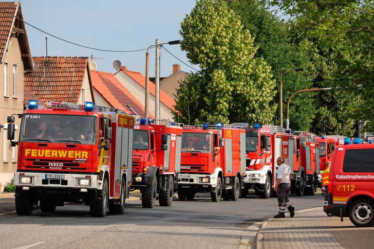 Konvoi der Feuerwehr in Brandenburg (Archiv): Der riesige Waldbrand in Brandenburg und Sachsen ist noch nicht vollständig unter Kontrolle.