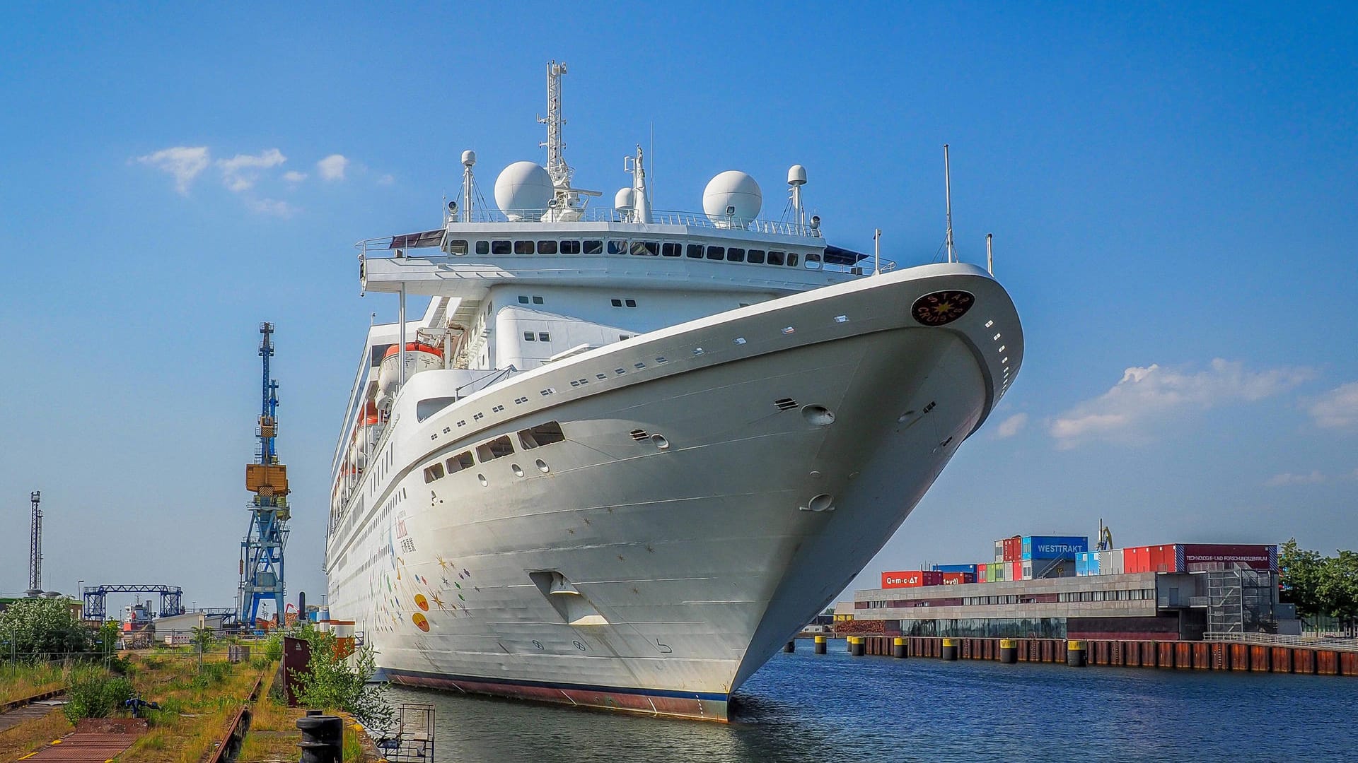 Kreuzfahrtschiffe aus Deutschland: Eine insolvente Werft in Stralsund wurde von der Stadt übernommen und zum maritimen Gewerbepark umgebaut.