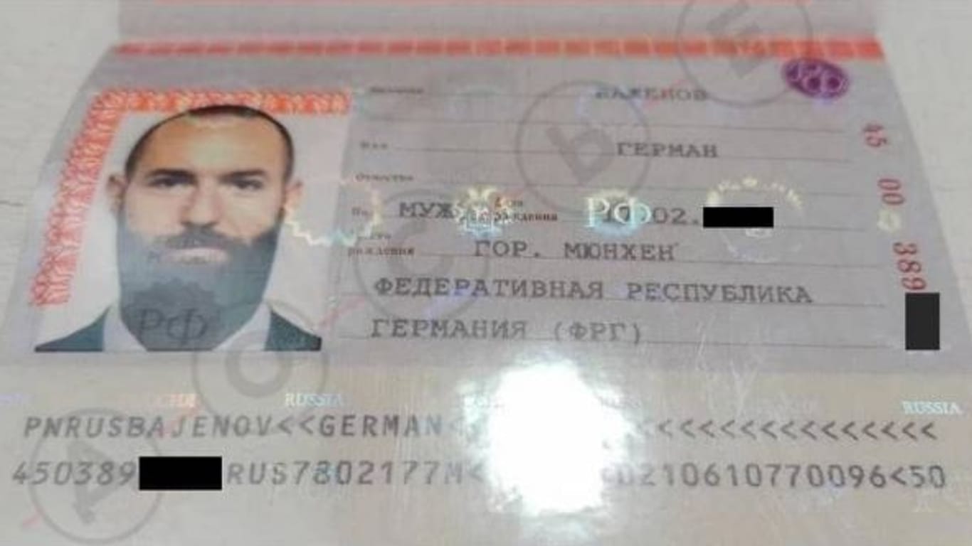 Dieses Foto wurde den Rechercheuren zugespielt und soll Jan Marsaleks russischen Pass zeigen – die Echtheit ist aber ungewiss.