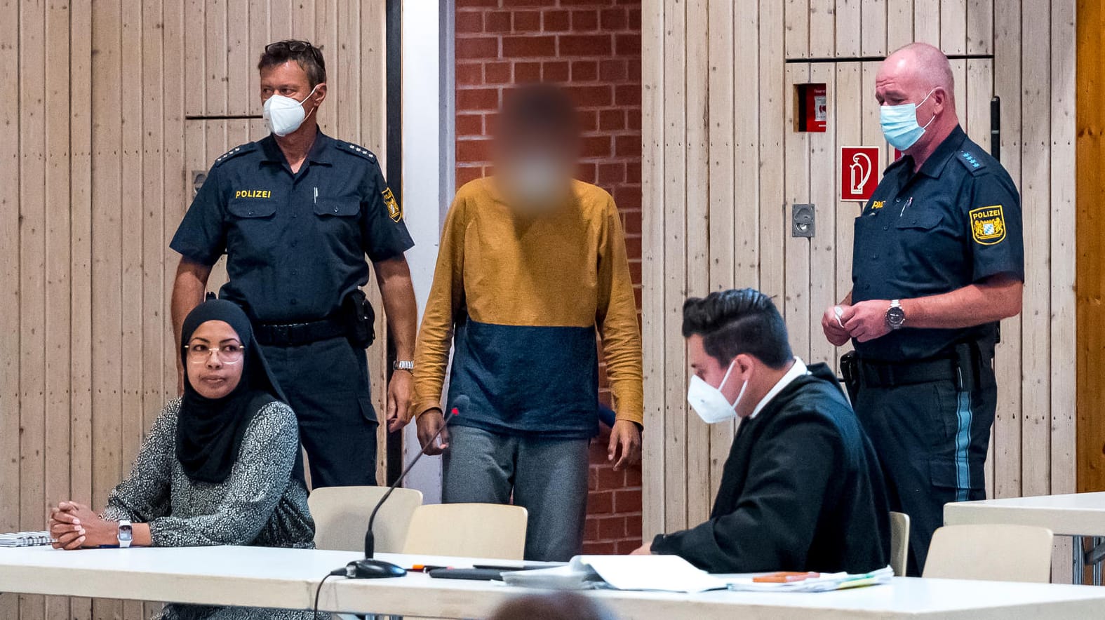 Der Beschuldigte (m) betritt den Verhandlungssaal: Er soll in eine Psychiatrie eingewiesen werden. Der Beschuldigte (m) betritt den Verhandlungssaal: Er soll in eine Psychiatrie eingewiesen werden.