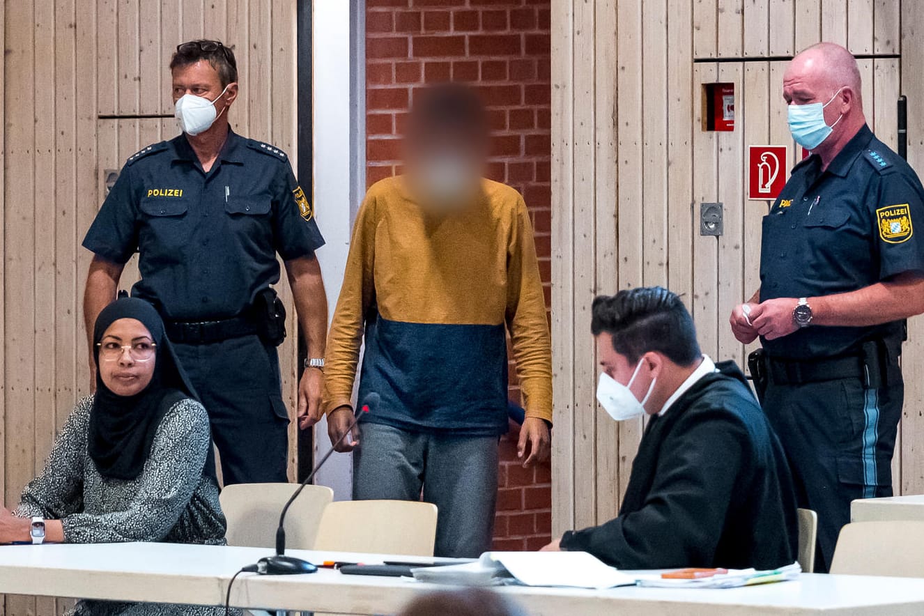Der Beschuldigte (m) betritt den Verhandlungssaal: Er soll in eine Psychiatrie eingewiesen werden.